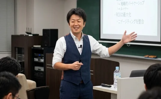 セミナーで登壇する岡田豊